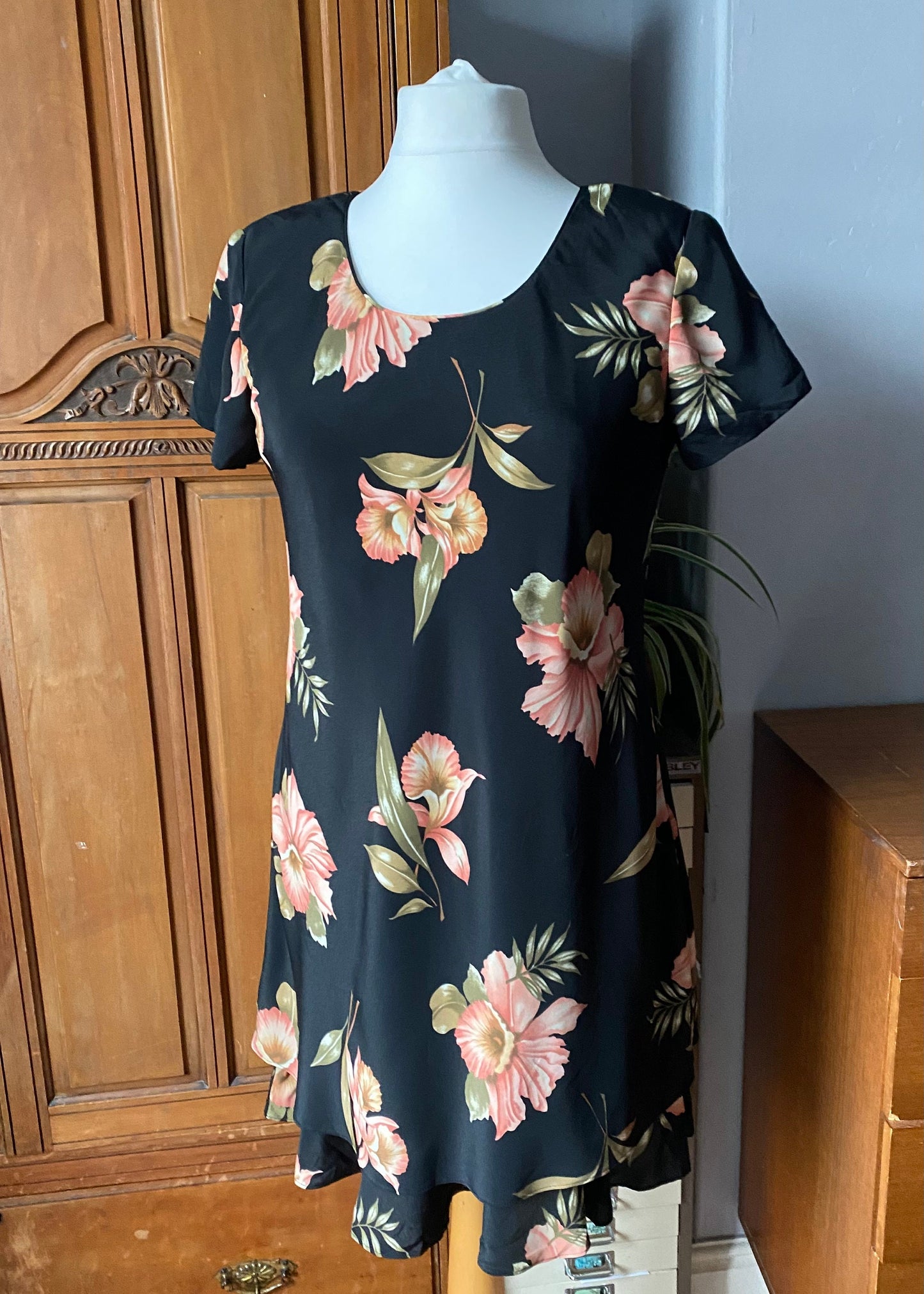 90s black and peach floral mini dress with a ruffle hem. Approx  U.K size 14 -16