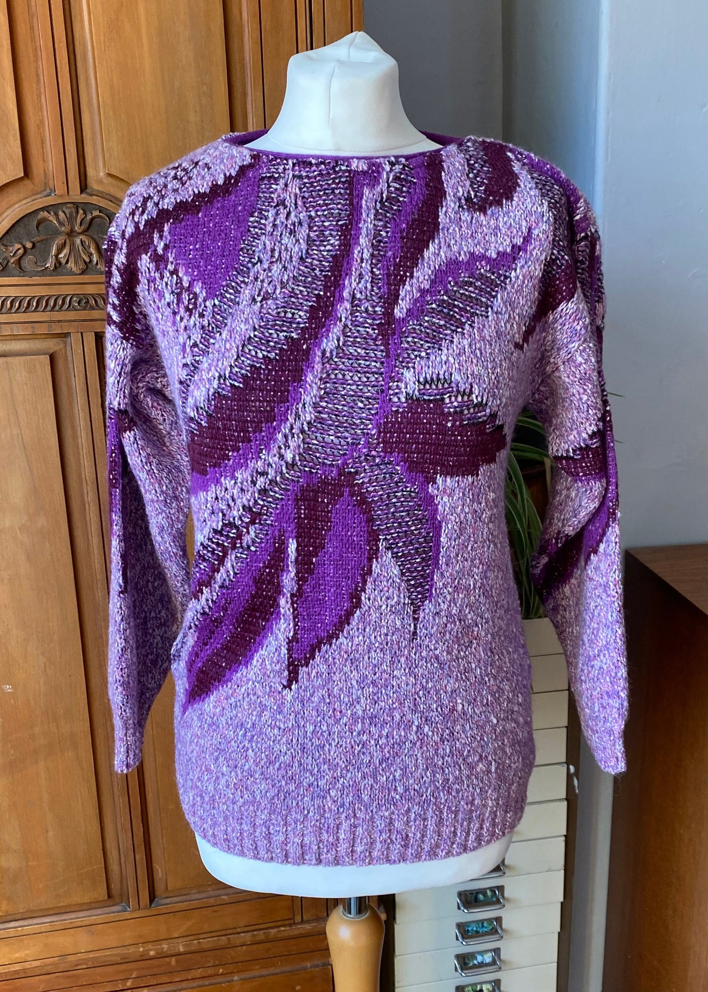 80s lilac and purple abstract print scoop neck jumper. Approx UK size 10-12