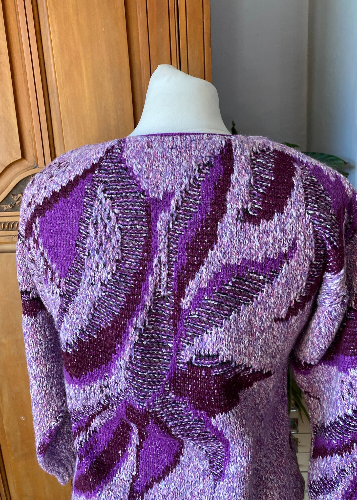 80s lilac and purple abstract print scoop neck jumper. Approx UK size 10-12