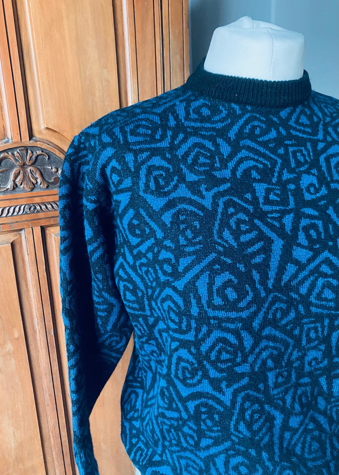 80s blue and black graphic print crew neck jumper. Approx UK size 10-14