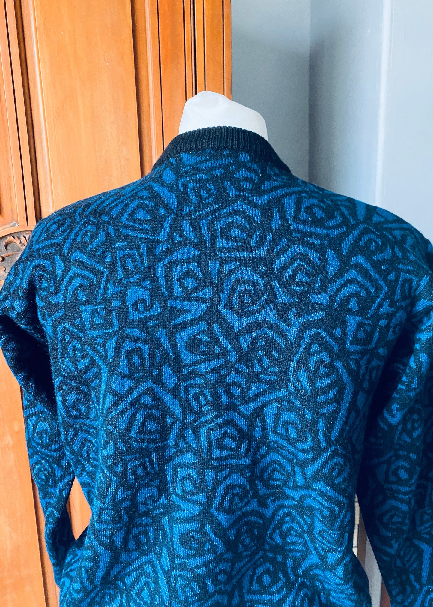 80s blue and black graphic print crew neck jumper. Approx UK size 10-14