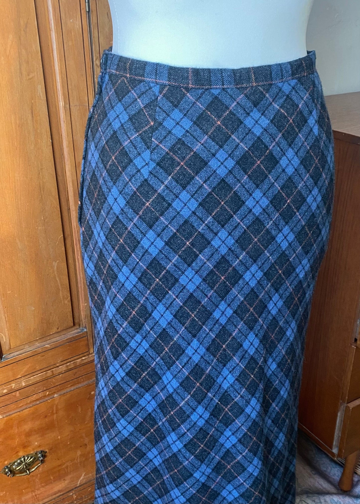 90s blue tartan/ plaid wool blend fully lined maxi skirt. Approx  U.K. size 12-14